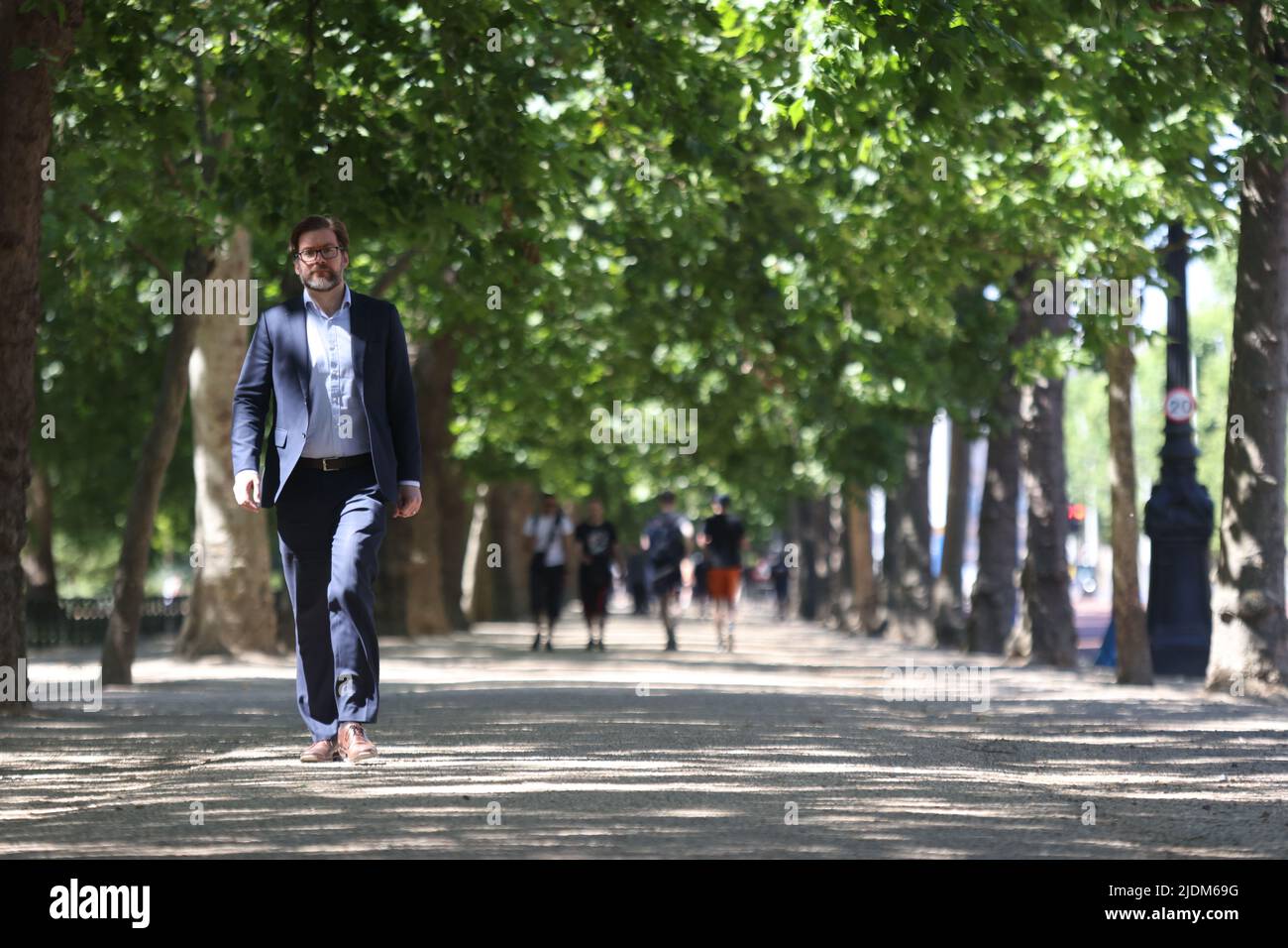 Un homme descend dans le Mall de Londres. Date de la photo: Mercredi 22 juin 2022. Banque D'Images