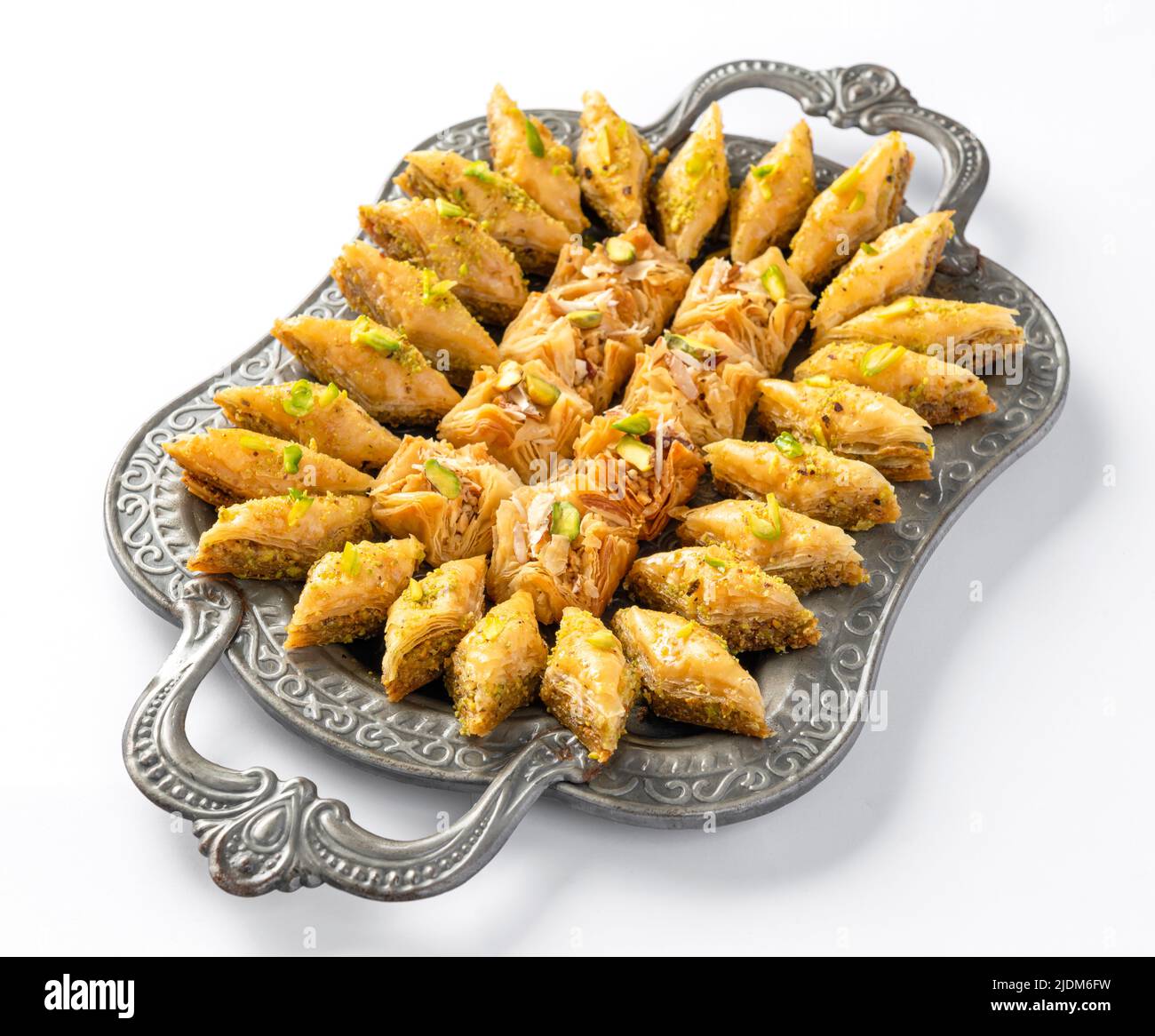 Le baklava est un en-cas méditerranéen, sucré, délicieux et feuilleté. Fait de feuilles de pâte filo et farci de noix. Banque D'Images