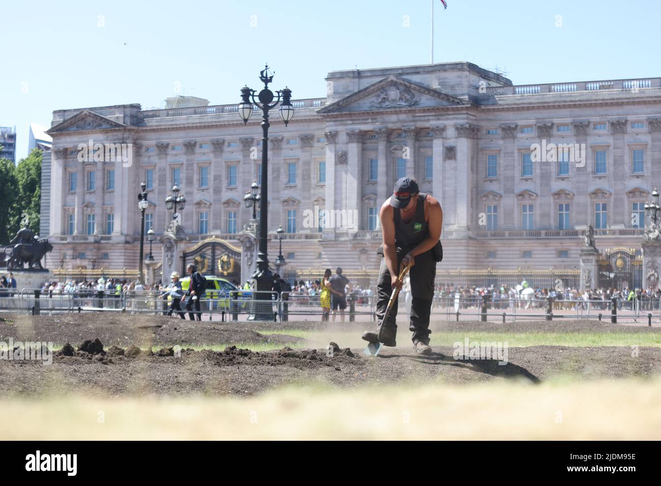 Un jardinier détourne le sol à l'extérieur de Buckingham Palace à Londres. Date de la photo: Mercredi 22 juin 2022. Banque D'Images
