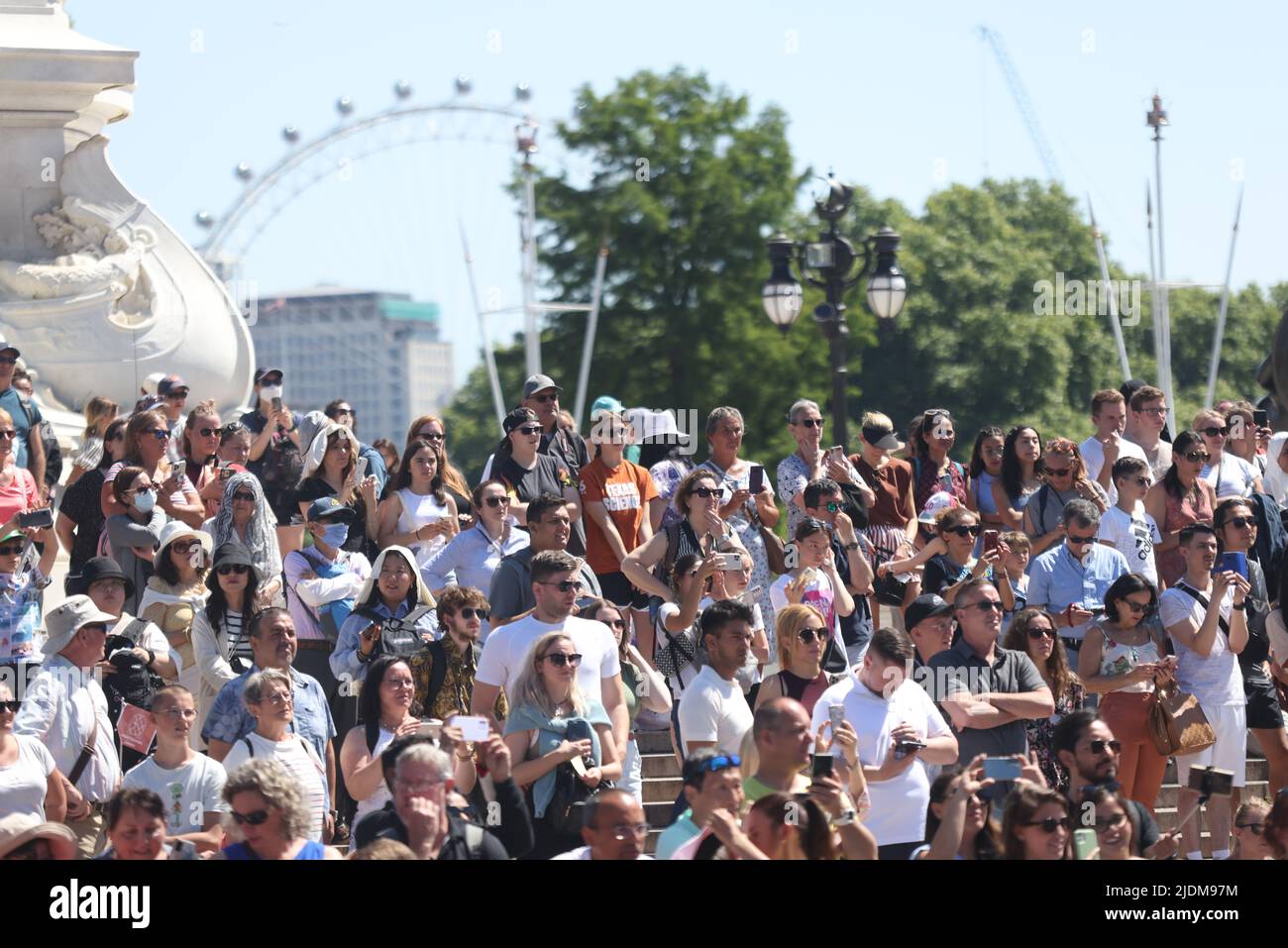 Les gens regardent la relève de la garde au palais de Buckingham à Londres. Date de la photo: Mercredi 22 juin 2022. Banque D'Images