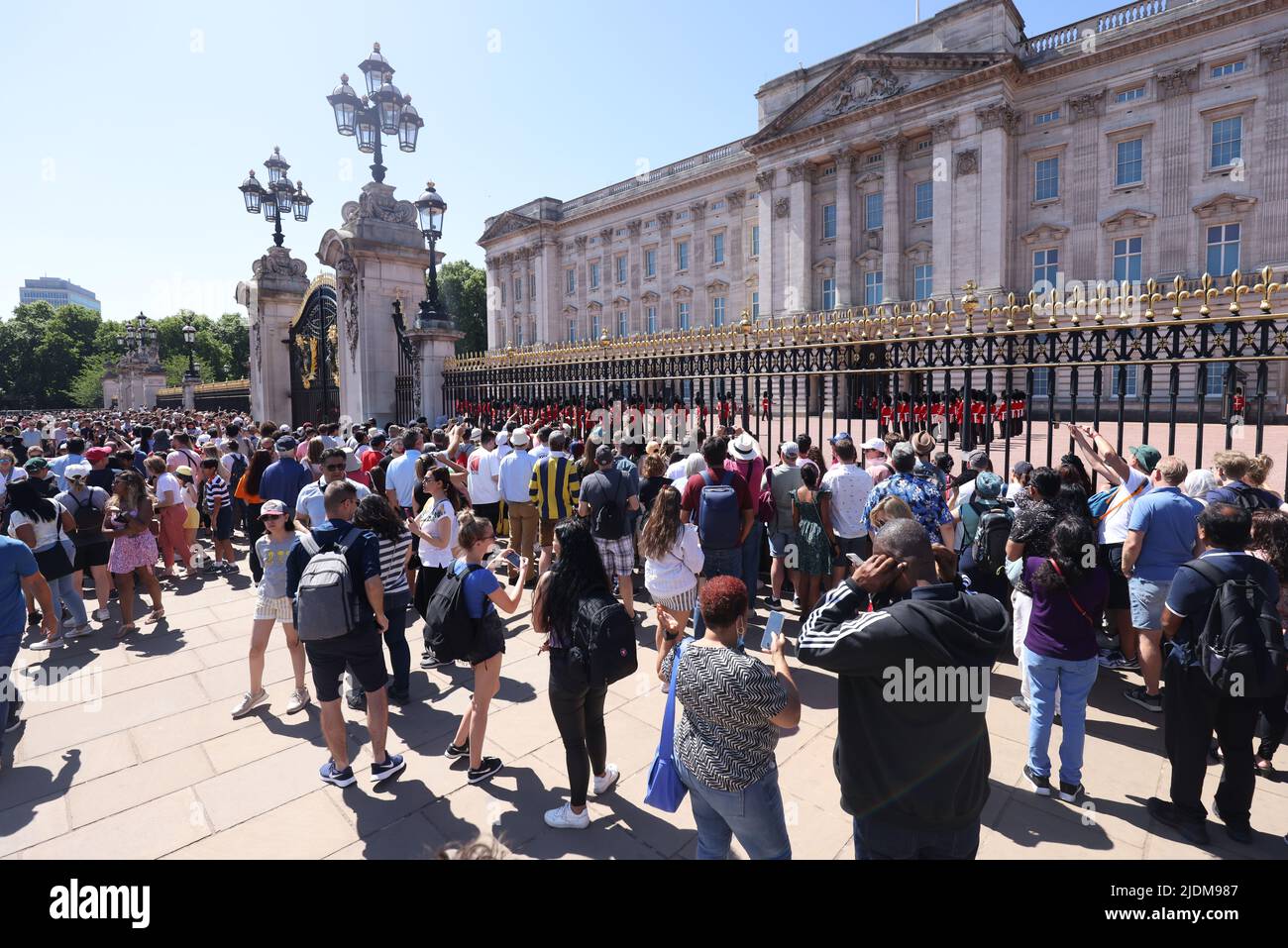 Les gens regardent la relève de la garde au palais de Buckingham à Londres. Date de la photo: Mercredi 22 juin 2022. Banque D'Images
