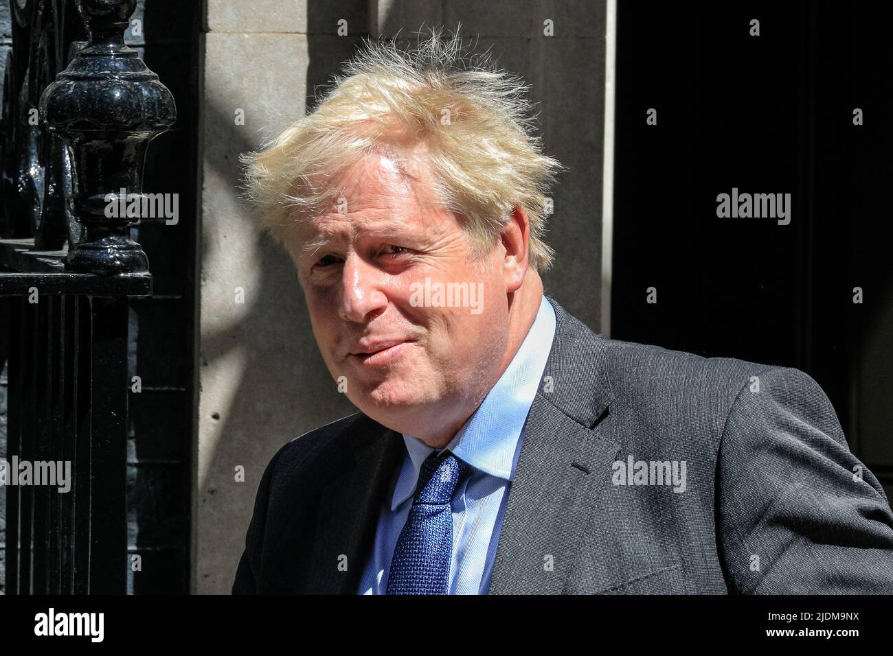 Londres, Royaume-Uni. , . Le Premier ministre britannique Boris Johnson quitte Downing Street pour les PMQ. Credit: Imagetraceur/Alamy Live News Banque D'Images