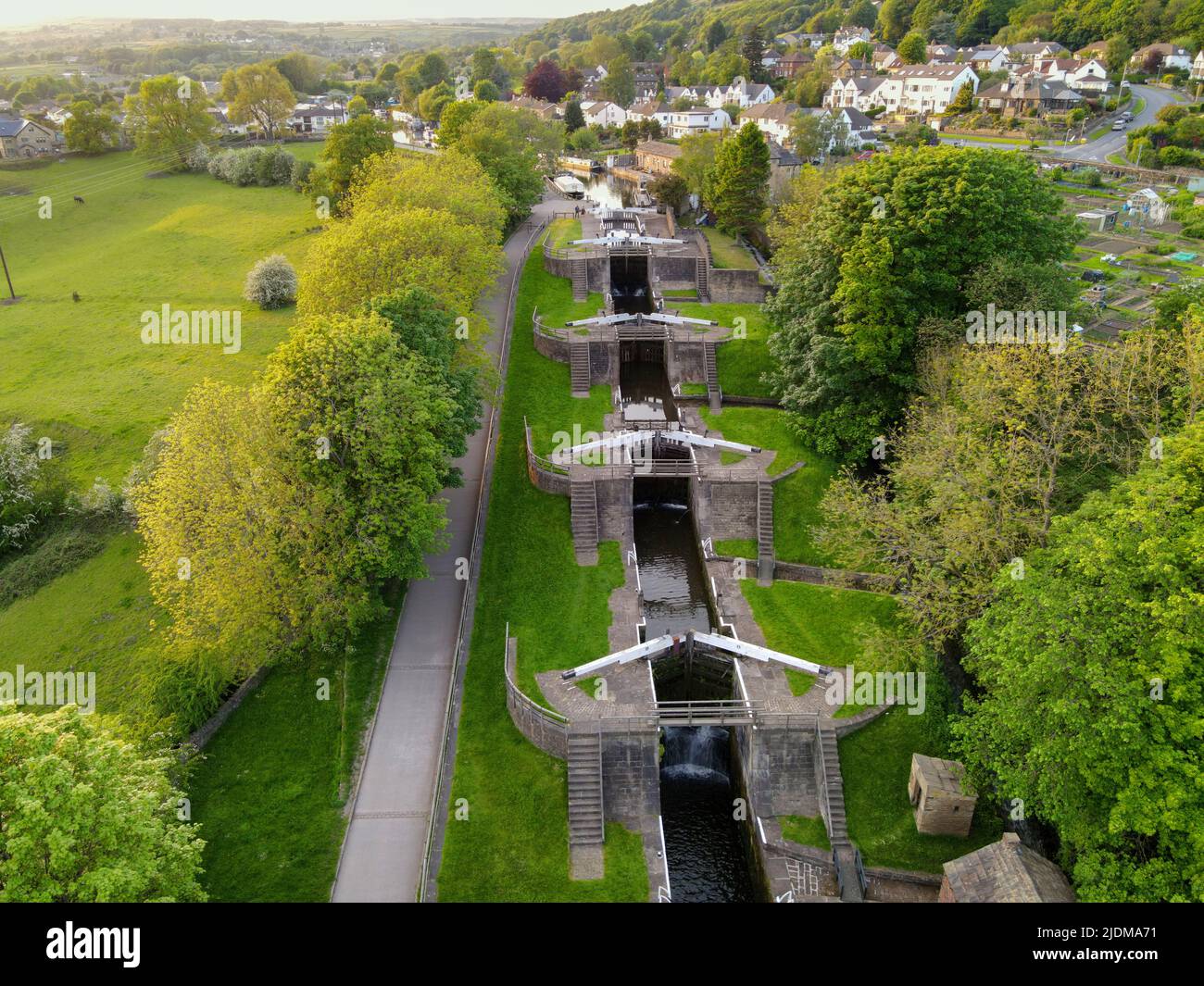 Vue aérienne des écluses de cinq étages de Bingley est une écluse d'escalier sur le canal de Leeds et Liverpool à Bingley, West Yorkshire, Royaume-Uni Banque D'Images