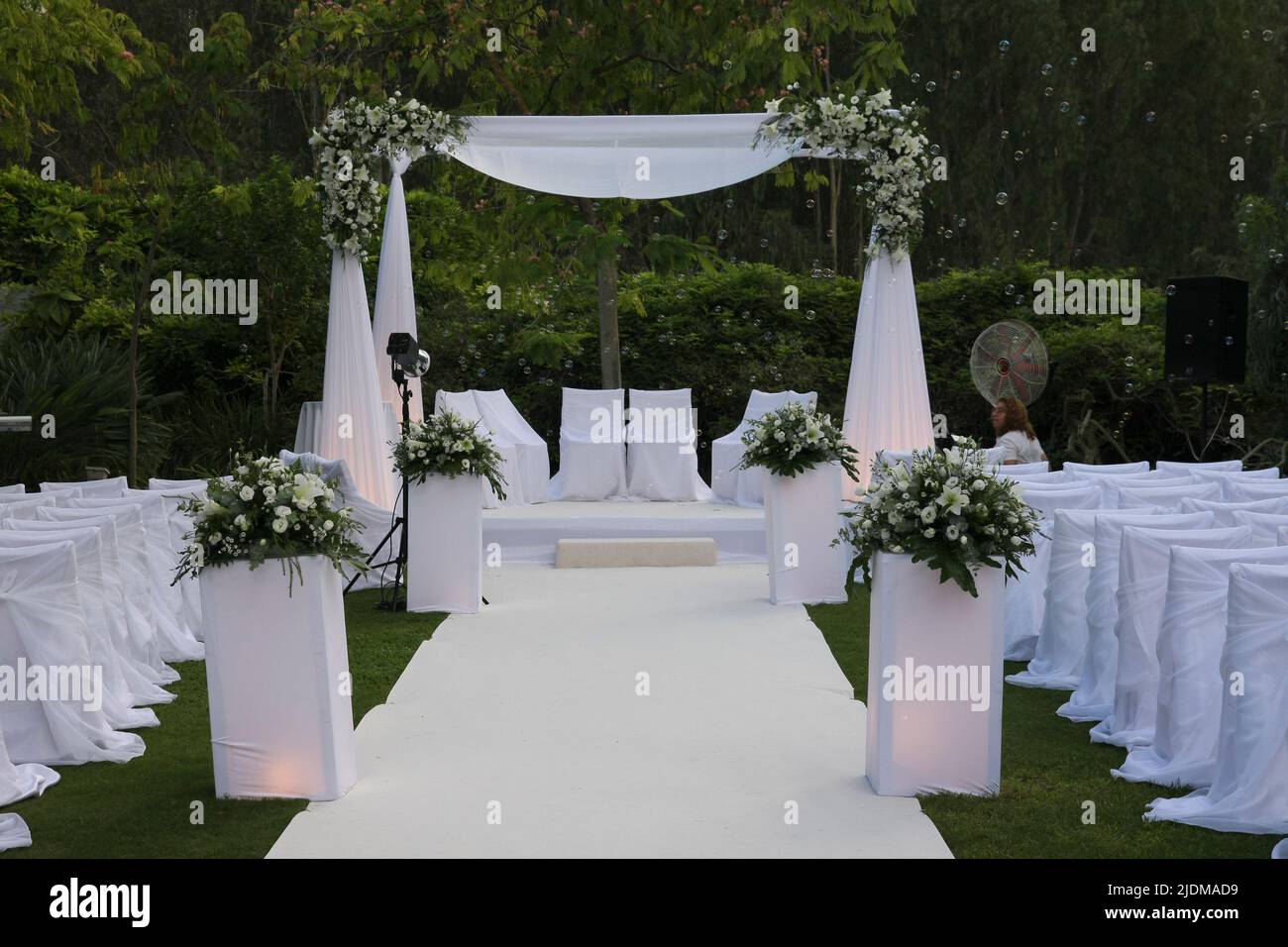 La canopée de mariage juive, Un chuppah (également orthographié hupah, chupah, ou chuppa) est une canopée traditionnellement utilisée dans les mariages juifs. Il se compose d'un tissu Banque D'Images