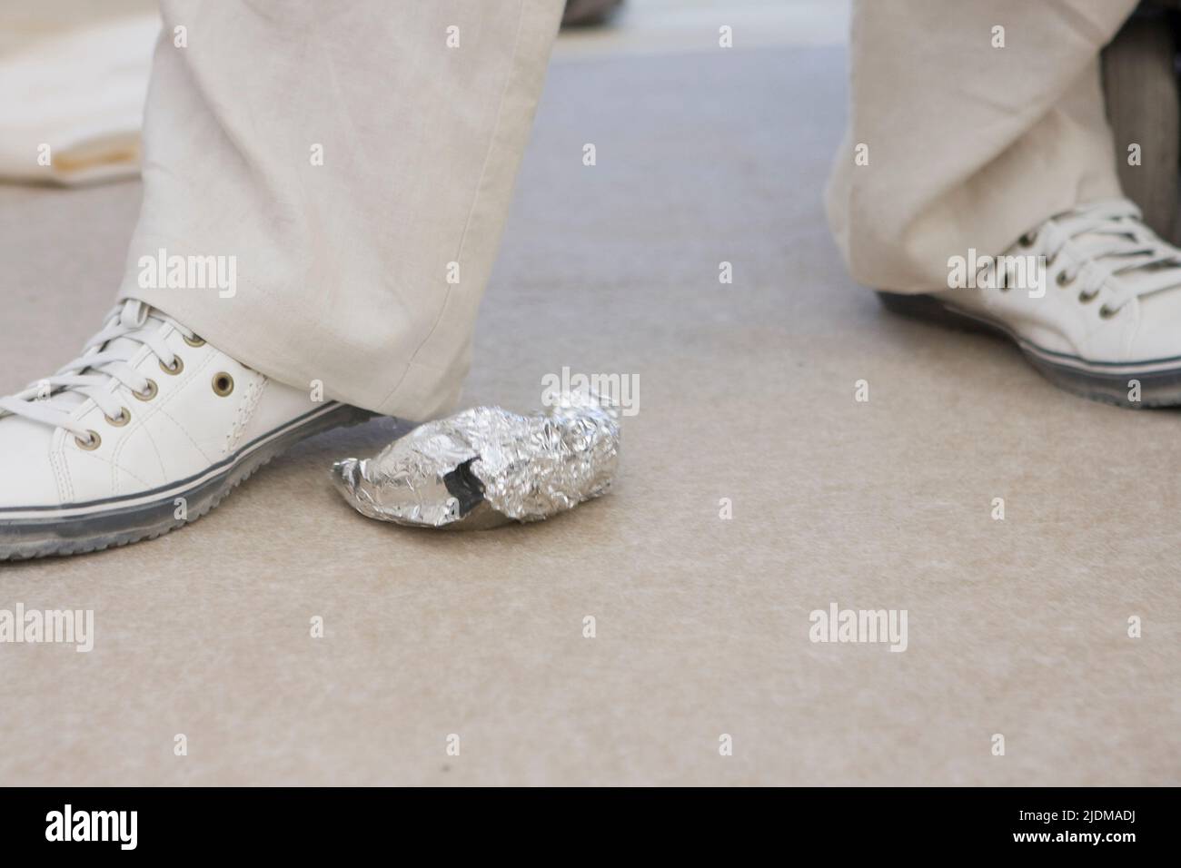 Mariage juif briser le verre pour la bonne chance Banque D'Images