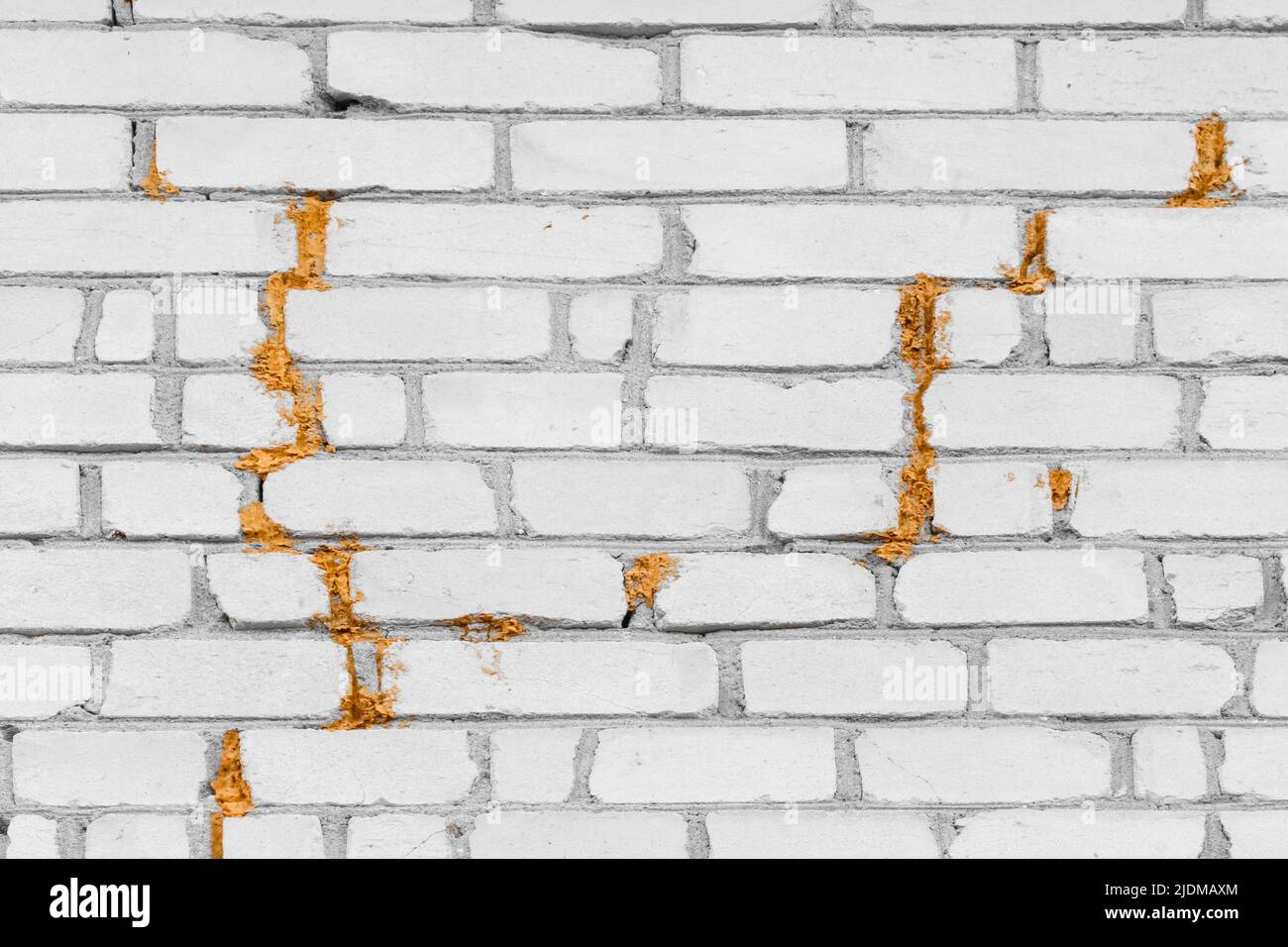 Vieux mur de briques blanc craquelé mousse de polyuréthane ou de mousse de construction réparation et reconstruction de la façade du bâtiment. Banque D'Images
