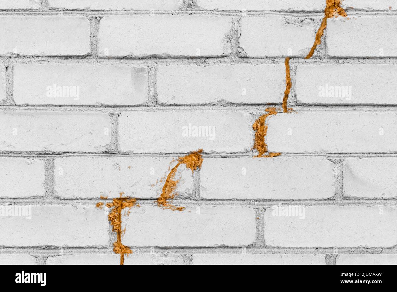 Vieux mur de briques blanc craquelé mousse de polyuréthane ou de mousse de construction réparation et reconstruction de la façade du bâtiment. Banque D'Images