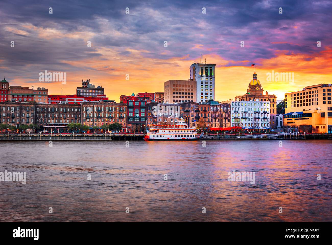 Savannah, Georgia, USA Skyline sur la rivière Savannah au crépuscule. Banque D'Images