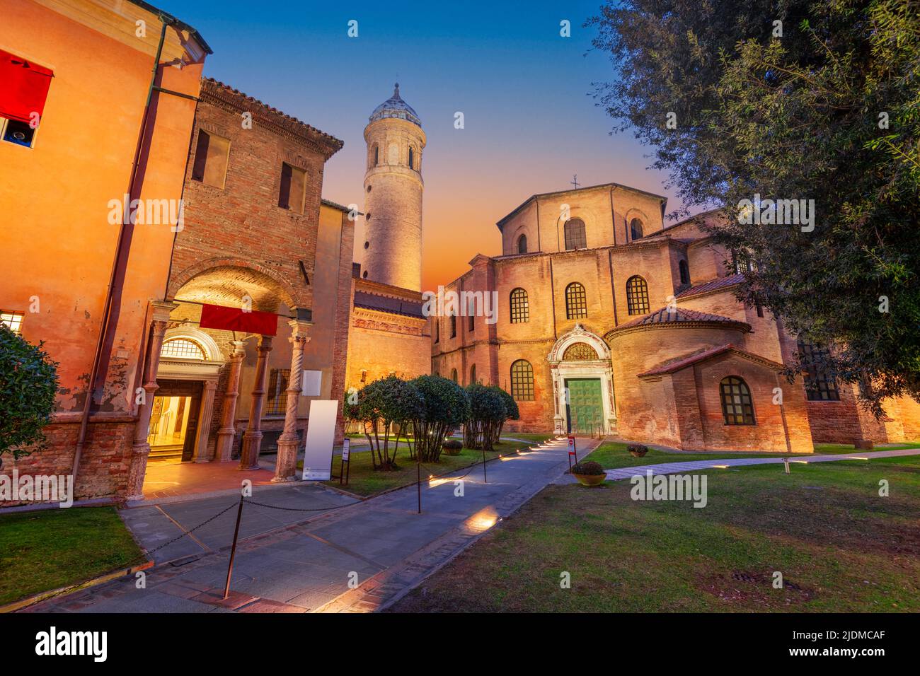 Ravenne, Italie à la basilique historique de San vitale dans la soirée. Banque D'Images