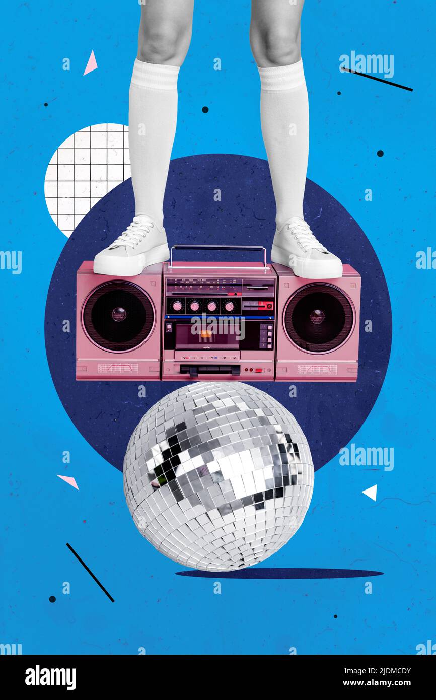 Creative 3D photo art graphiques peinture de jambes debout boule disco boom Box isolé dessin bleu fond Banque D'Images