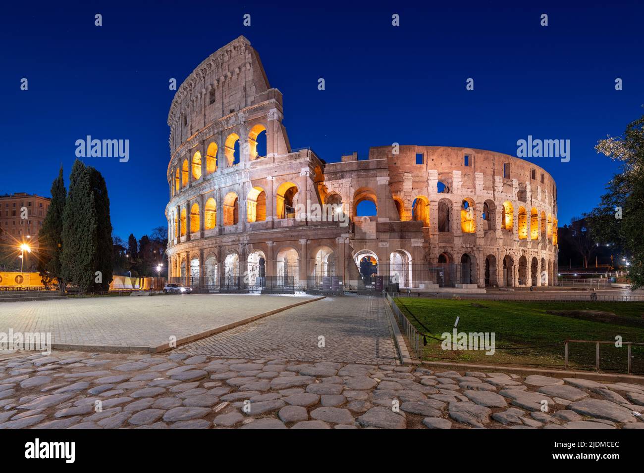 Rome, Italie à l'ancien amphithéâtre du Colisée romain la nuit. Banque D'Images