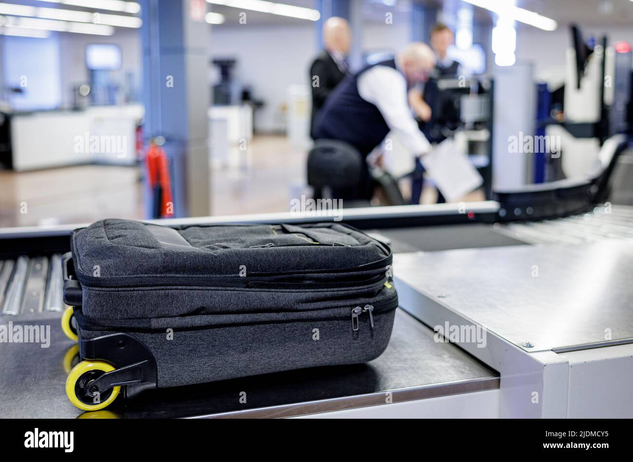 Hambourg, Allemagne. 22nd juin 2022. Un bagage à main se trouve sur un  tapis roulant pendant le contrôle de sécurité à l'aéroport de Hambourg. (À  dpa 'occupé à l'aéroport - c'est comment