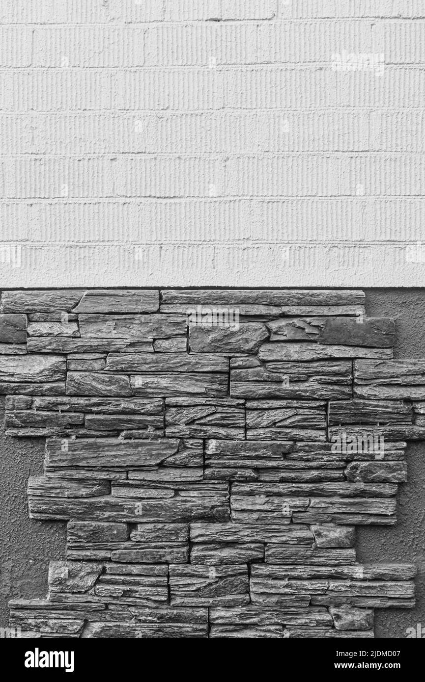 Façade extérieure de la maison avec décoration murale en brique blanche et décoration en pierre grise maison arrière-plan architecture grise. Banque D'Images