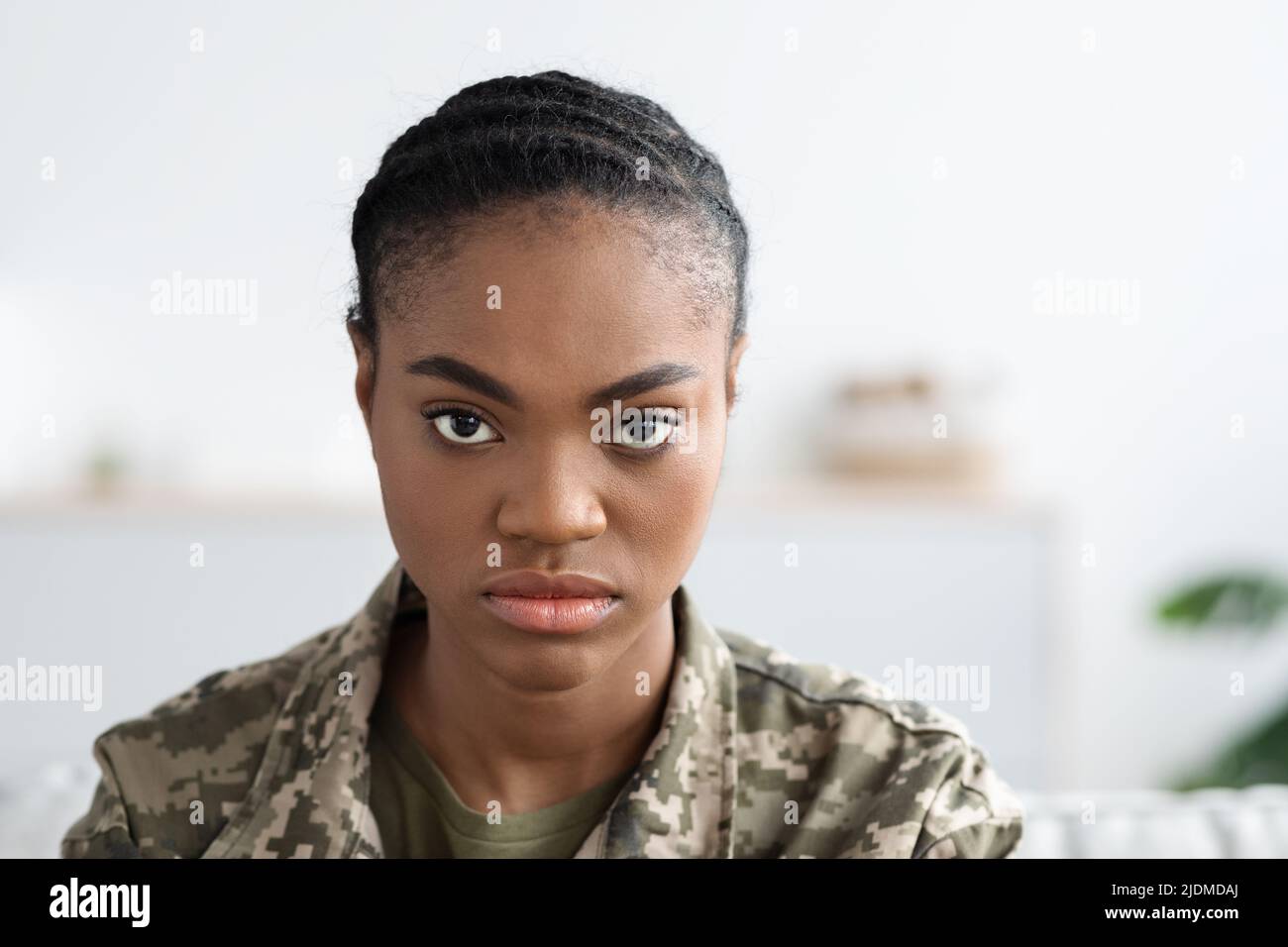Gros plan de la jeune femme soldat noire avec une expression sérieuse du visage Banque D'Images