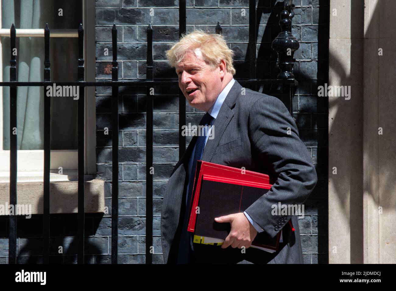 Londres, Angleterre, Royaume-Uni. 22nd juin 2022. Le Premier ministre britannique BORIS JOHNSON quitte le 10 Downing Street avant les questions du Premier ministre à la Chambre des communes alors que le pays est secoué par des grèves ferroviaires. (Image de crédit : © Tayfun Salci/ZUMA Press Wire) Banque D'Images