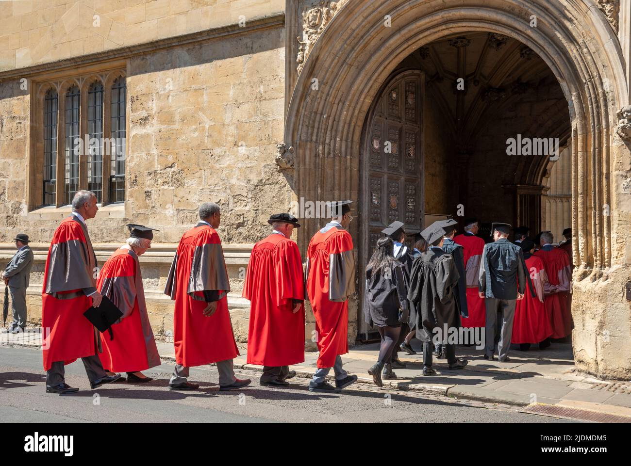 Oxford, Royaume-Uni, 22nd juin 2022. Sir Lenny Henry (au centre) entre dans la bibliothèque Bodleian, à Oxford, avant la cérémonie d'Encaenia où il recevra un diplôme honorifique de l'Université d'Oxford. Certains des autres récipiendaires de diplômes honorifiques le suivent : (R–L) Bernard Taylor, le professeur William Chester Jordan, le professeur Theda Skocpol et le professeur Lord Darzi de Denham Banque D'Images