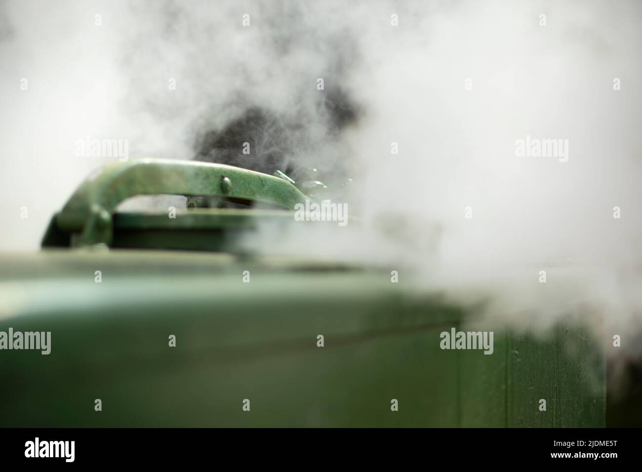 Cuisine militaire. Vapeur provenant de la cuisine à l'extérieur. Fumée de combustion. Cuisiner dans l'armée est en détail. Cuisine militaire spéciale. Banque D'Images