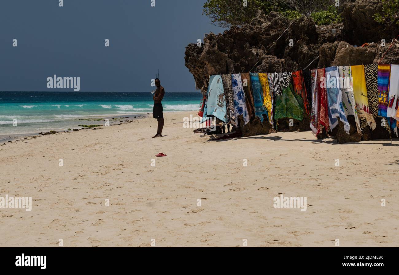 Masai vendeur sur la plage, Tanzanie Zanzibar, la vie locale Banque D'Images Masai vendeur sur la plage, Tanzanie Zanzibar, la vie locale Banque D'Images