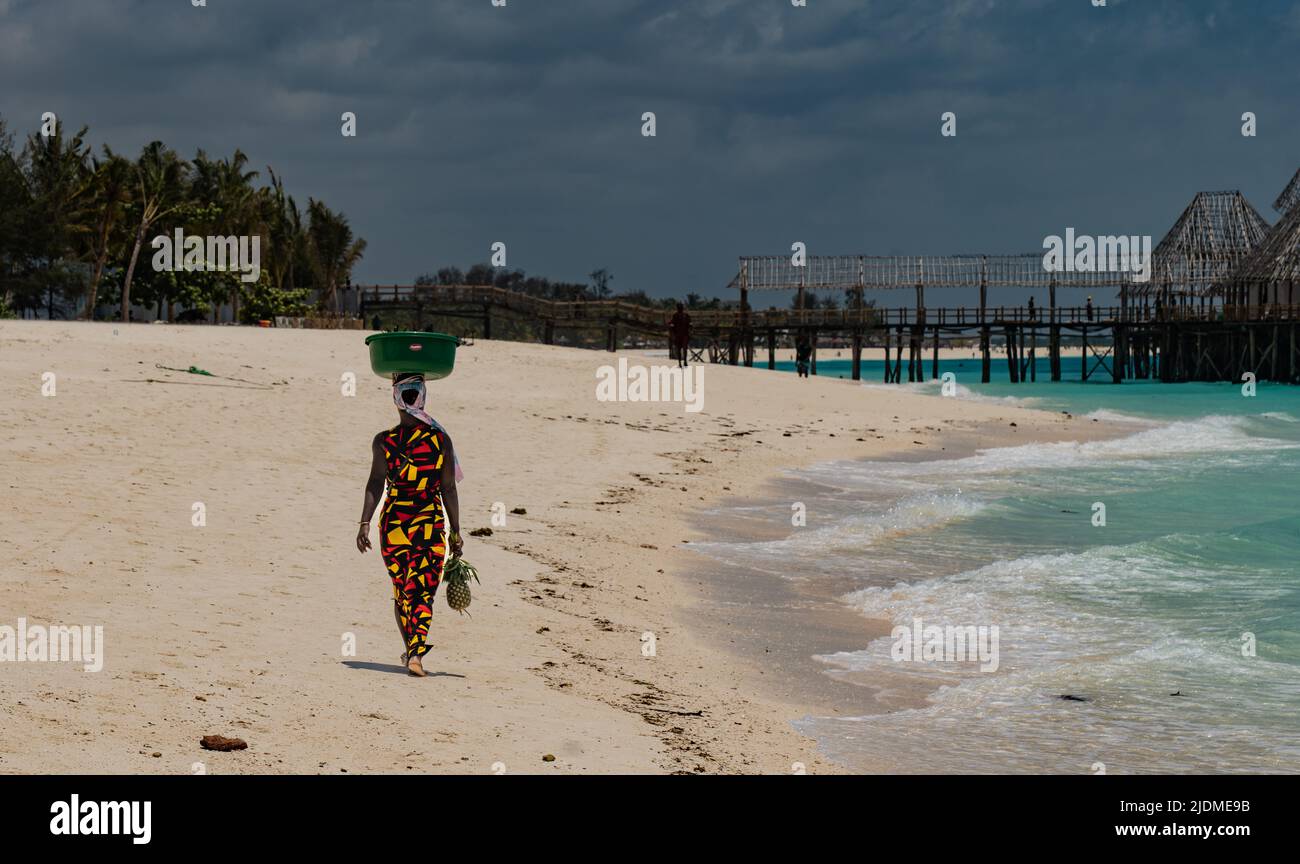Masai sur la plage, Tanzanie Zanzibar, la vie locale Banque D'Images Masai sur la plage, Tanzanie Zanzibar, la vie locale Banque D'Images
