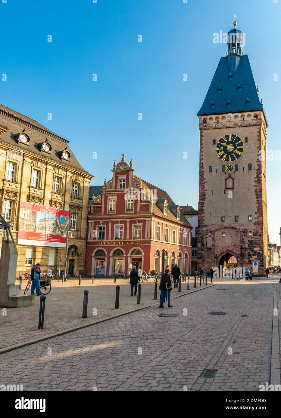 Belle vue sur la place Postplatz avec l'emblématique porte de la ville Altpörtel, qui fait partie de la fortification du Moyen Age dans la vieille ville de Speyer. C'est l'un des... Banque D'Images