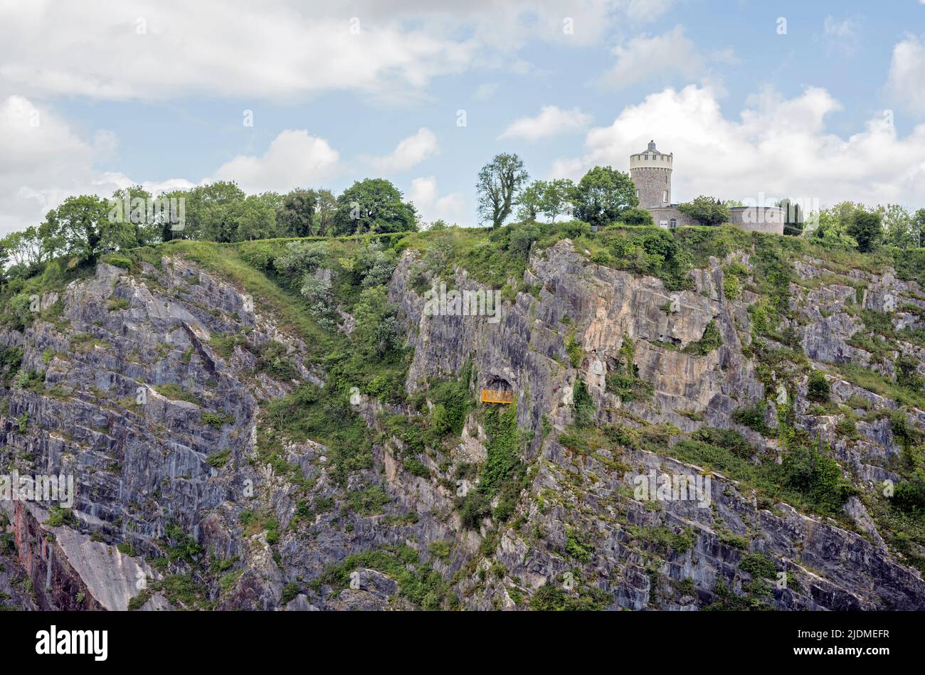 Clifton Observatory et plate-forme d'observation, grotte de Giant depuis le pont suspendu de Clifton, Bristol, Angleterre, Royaume-Uni Banque D'Images