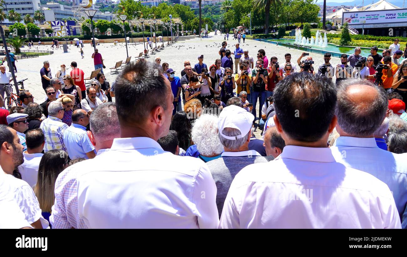 Turquie, 21/06/2022, la « loi turque sur la désinformation » a protesté par des journalistes, des représentants des médias, l'Association du Barreau d'Izmir, la Confédération des syndicats de travailleurs publics, la Confédération des syndicats révolutionnaires de Turquie, l'Union des chambres d'ingénieurs et d'architectes turcs et la Chambre médicale d'Izmir dans le cadre d'une manifestation organisée par l'Association des journalistes d'Izmir. Dilek Gappi, président de l'Association des journalistes d'Izmir, dont le discours a souvent été interrompu par des slogans, a souligné que la loi pouvait détruire la liberté des médias. Banque D'Images