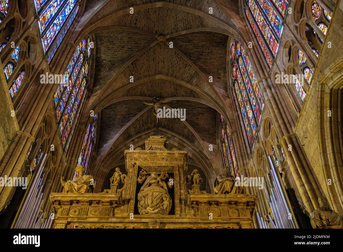 Espagne, Leon, Castilla y Leon. Retable, Crucifix, plafond gothique, vitraux dans la cathédrale de Santa Maria. Gothique, 13th siècle. Banque D'Images