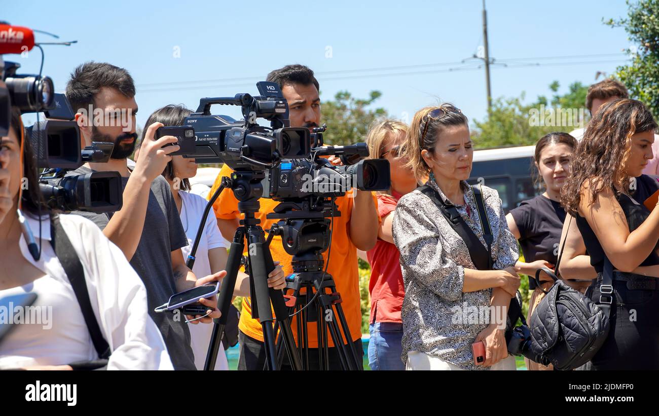 Turquie, 21/06/2022, la « loi turque sur la désinformation » a protesté par des journalistes, des représentants des médias, l'Association du Barreau d'Izmir, la Confédération des syndicats de travailleurs publics, la Confédération des syndicats révolutionnaires de Turquie, l'Union des chambres d'ingénieurs et d'architectes turcs et la Chambre médicale d'Izmir dans le cadre d'une manifestation organisée par l'Association des journalistes d'Izmir. Dilek Gappi, président de l'Association des journalistes d'Izmir, dont le discours a souvent été interrompu par des slogans, a souligné que la loi pouvait détruire la liberté des médias. Banque D'Images