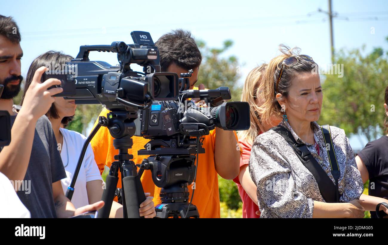 Turquie, 21/06/2022, la « loi turque sur la désinformation » a protesté par des journalistes, des représentants des médias, l'Association du Barreau d'Izmir, la Confédération des syndicats de travailleurs publics, la Confédération des syndicats révolutionnaires de Turquie, l'Union des chambres d'ingénieurs et d'architectes turcs et la Chambre médicale d'Izmir dans le cadre d'une manifestation organisée par l'Association des journalistes d'Izmir. Dilek Gappi, président de l'Association des journalistes d'Izmir, dont le discours a souvent été interrompu par des slogans, a souligné que la loi pouvait détruire la liberté des médias. Banque D'Images