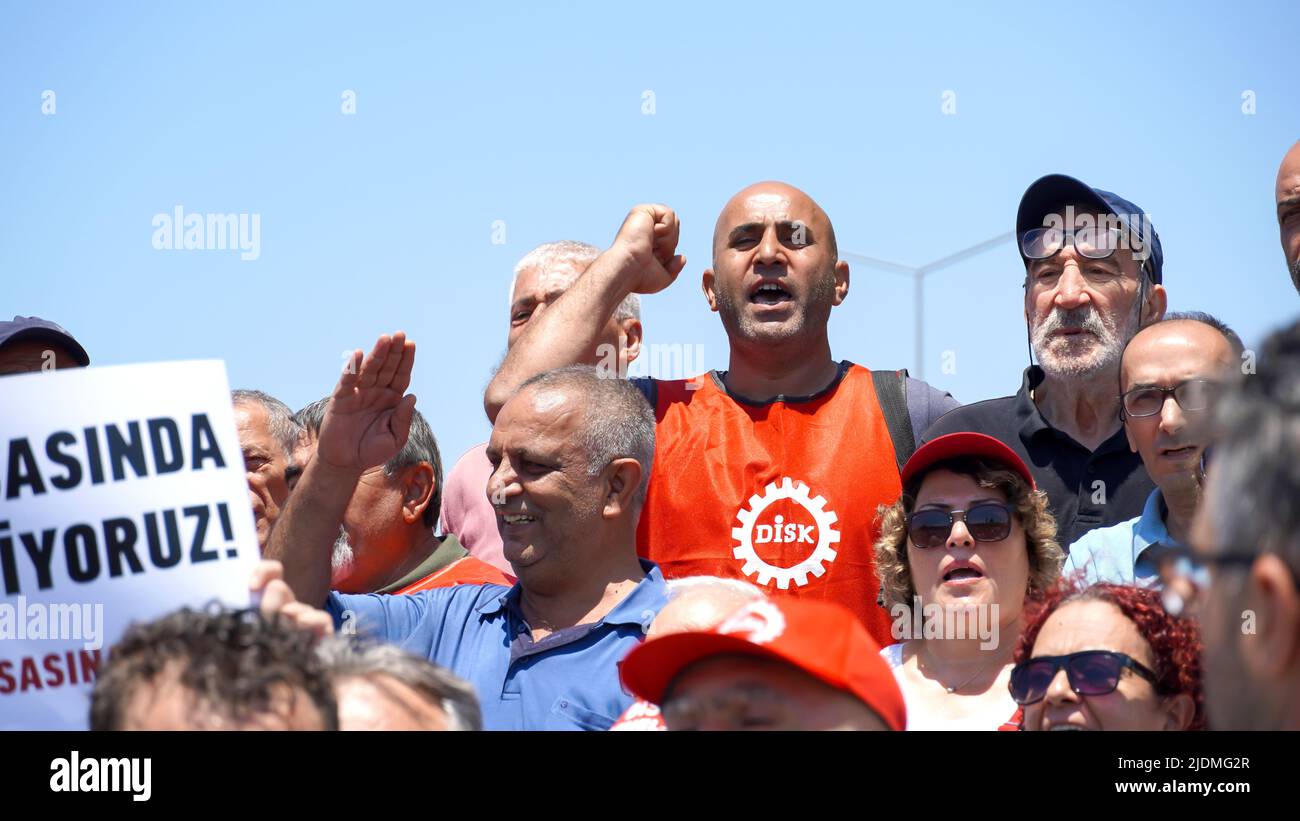 Turquie, 21/06/2022, la « loi turque sur la désinformation » a protesté par des journalistes, des représentants des médias, l'Association du Barreau d'Izmir, la Confédération des syndicats de travailleurs publics, la Confédération des syndicats révolutionnaires de Turquie, l'Union des chambres d'ingénieurs et d'architectes turcs et la Chambre médicale d'Izmir dans le cadre d'une manifestation organisée par l'Association des journalistes d'Izmir. Dilek Gappi, président de l'Association des journalistes d'Izmir, dont le discours a souvent été interrompu par des slogans, a souligné que la loi pouvait détruire la liberté des médias. Banque D'Images