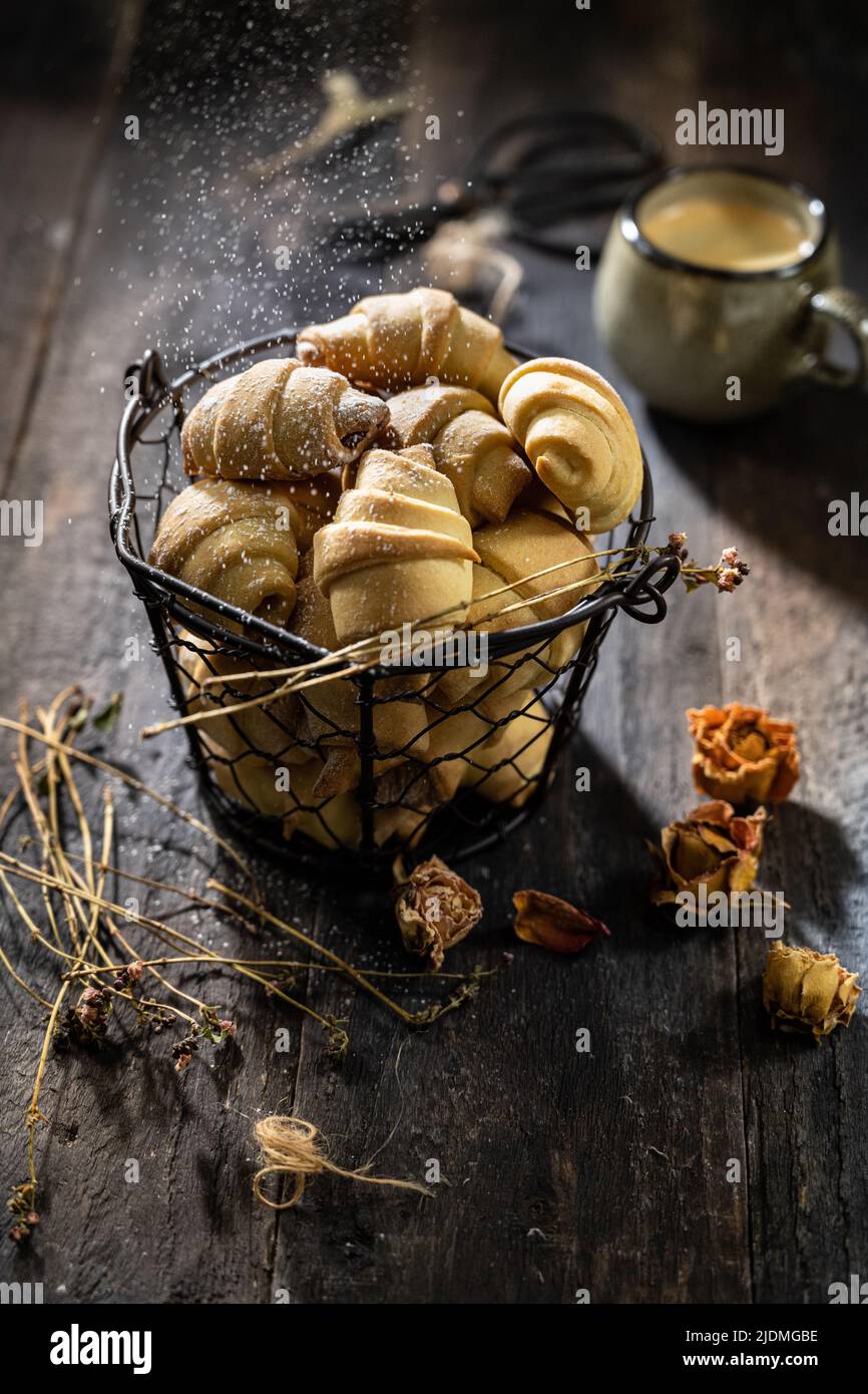 Croissants faits maison délicieux en-cas et café aromatique Banque D'Images