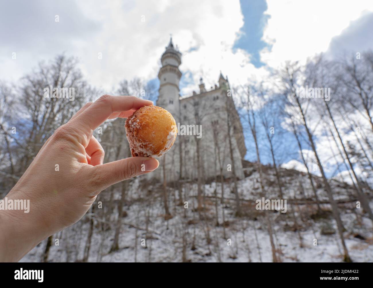 Quark ball de dessert allemand traditionnel avec arrière-plan du château de Neuschwanstein Banque D'Images