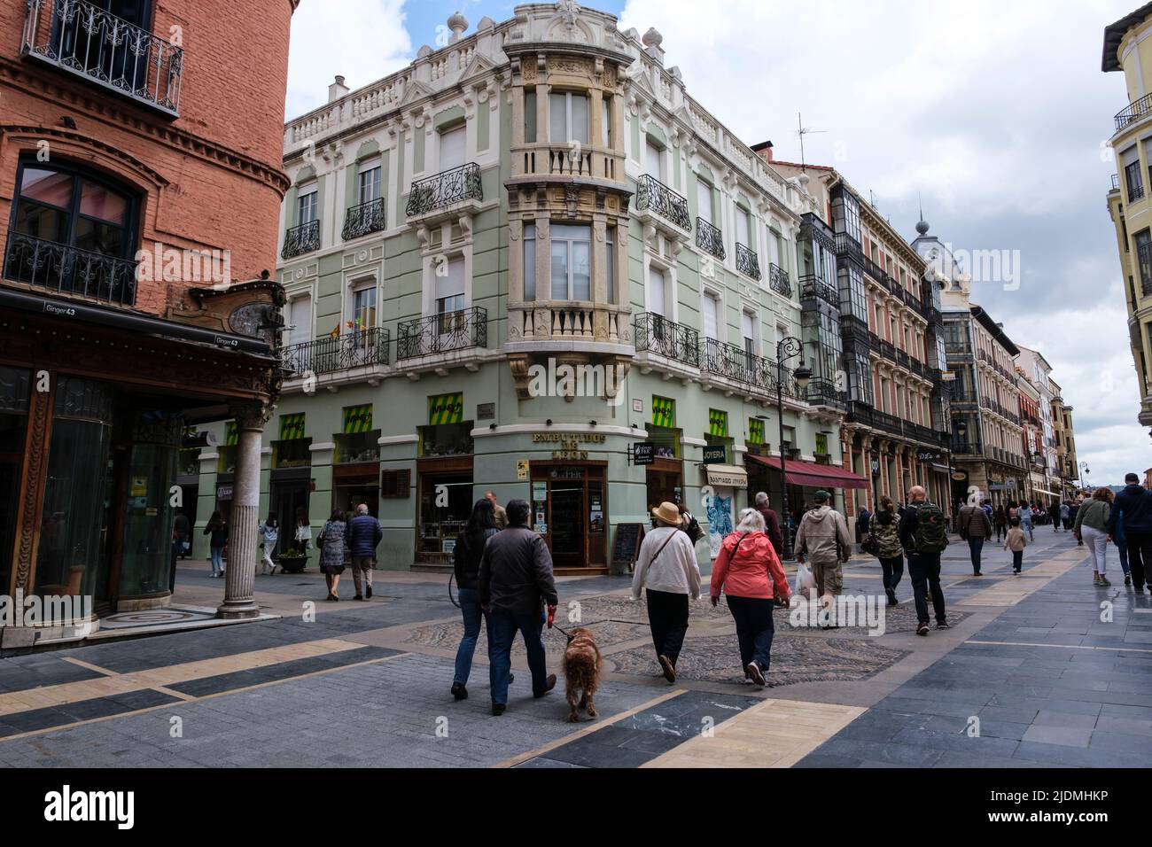 Espagne, Leon. Calle Ancha Street Scene. Banque D'Images