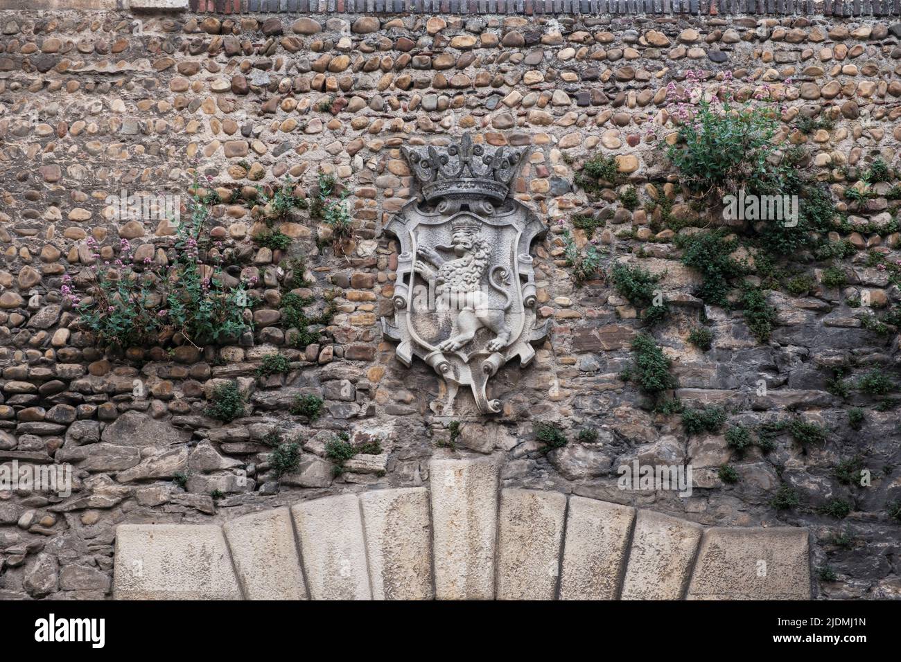 Espagne, Leon. Armoiries au-dessus de la porte d'entrée de la vieille ville. Banque D'Images