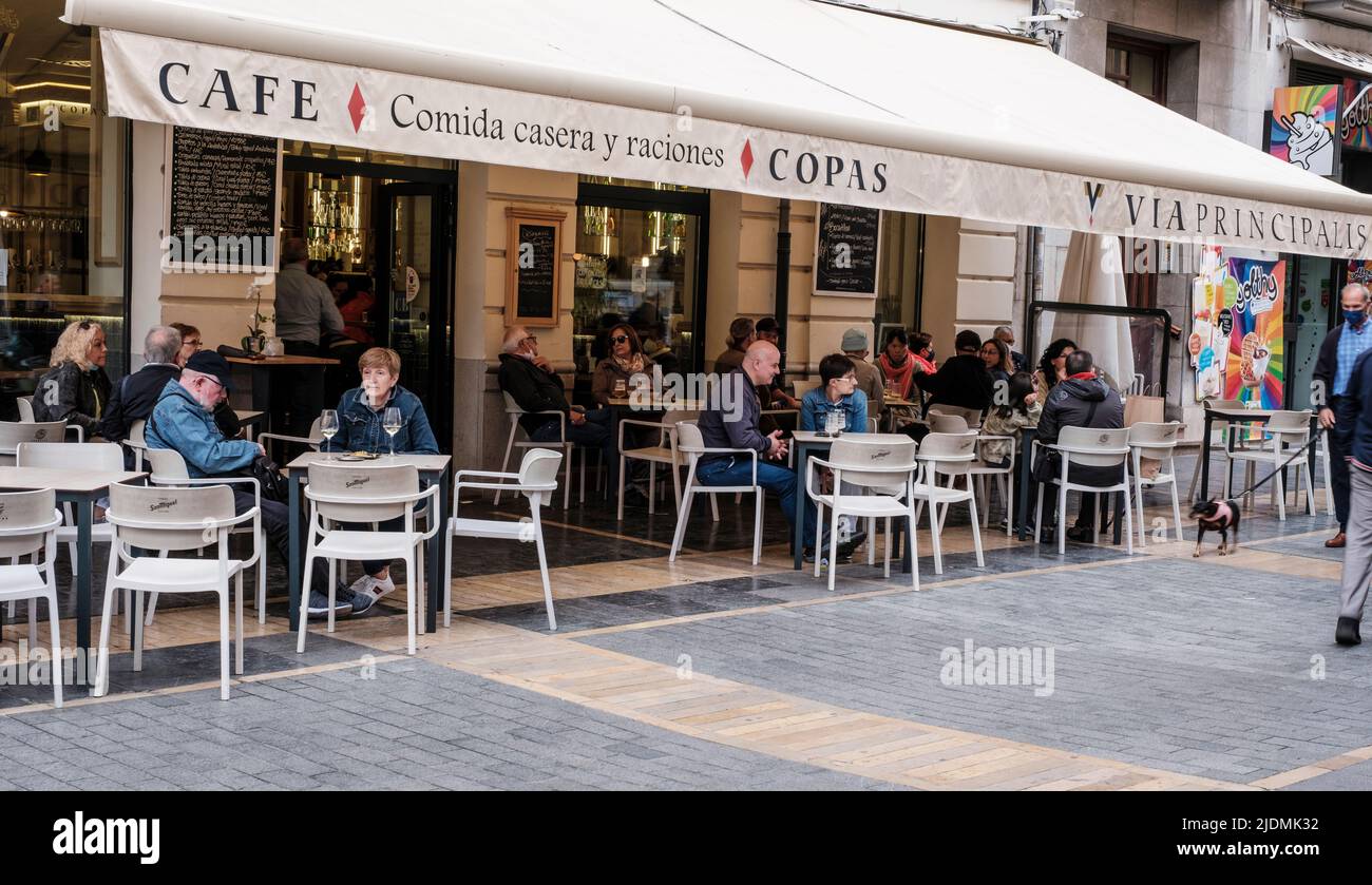 Espagne, Leon. Café-terrasse sur Calle Ancha, dimanche soir. Banque D'Images