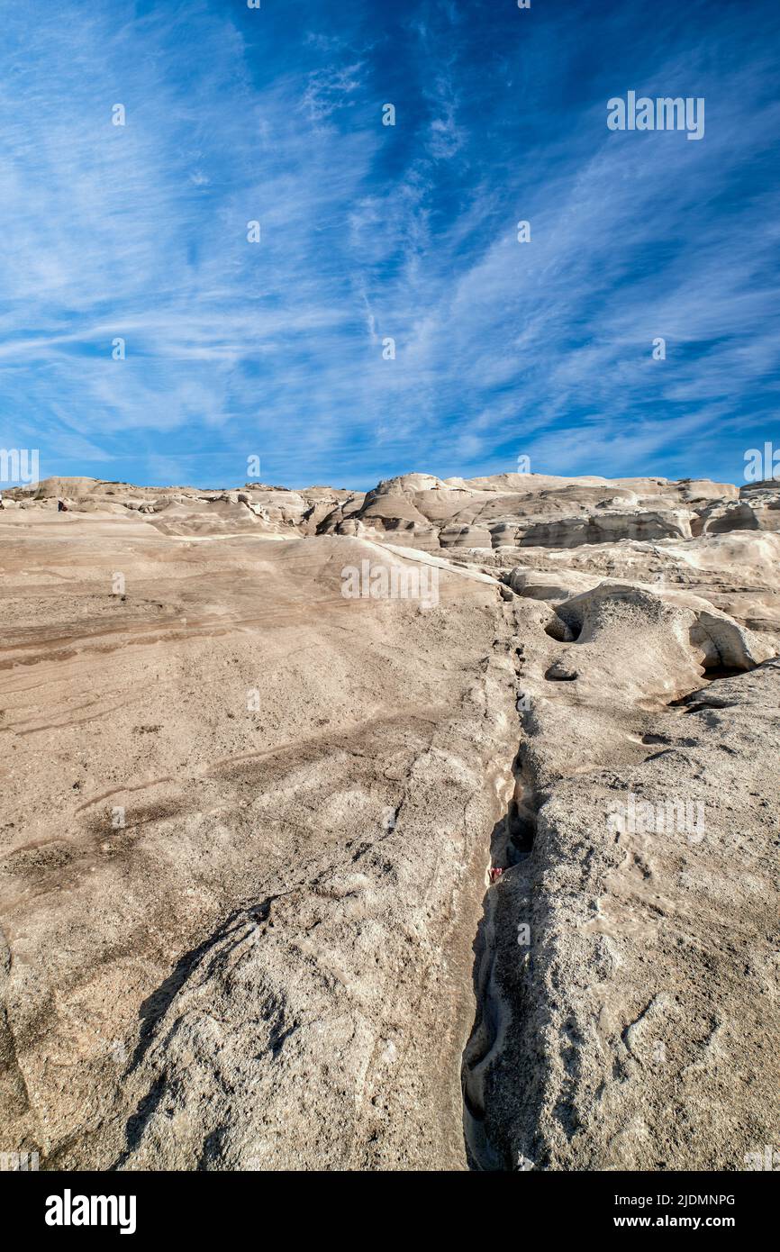 Rochers blancs de la plage de Sarakiniko, mer Egée, île de Milos, Grèce. Pas de personnes, falaises vides, soleil d'été, paysage lunaire, ciel bleu profond, nuages Banque D'Images