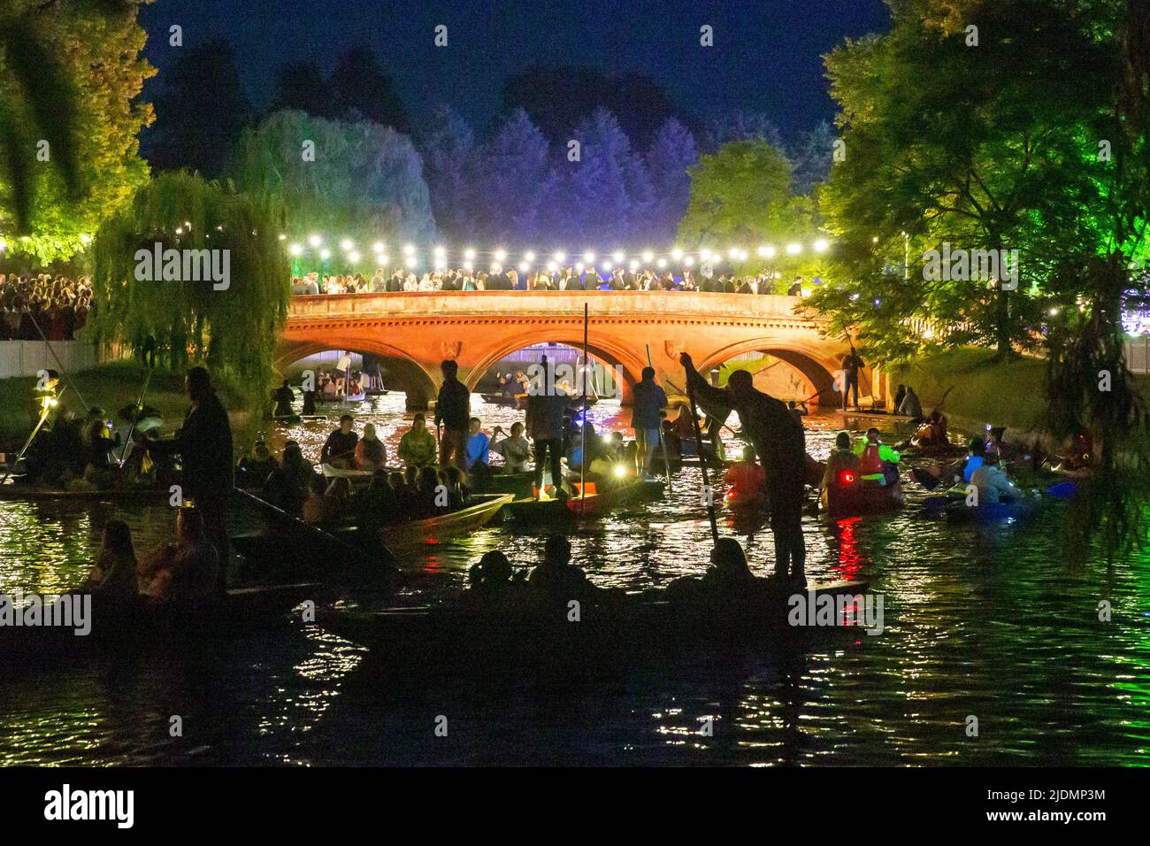 La photo datée de 20 juin montre des étudiants de l'université de Cambridge et le public sur des punts en quittant la rivière après avoir regardé les feux d'artifice au Trinity May ball hier soir (lundi). La photo datée de 20 juin montre les étudiants de l'université de Cambridge sur leur chemin au Trinity May ball hier soir (mon). Les étudiants de l'université Rich Cambridge ont assisté au Trinity May ball hier soir (mon), pour lequel les billets coûtent £450 par couple. Près de 1800 étudiants ont vêtu de robes de bal et de tuxedos somptueuses pour la fête de fin de mandat de 156th, qui a refait son entrée trois ans après les restrictions de Covid. La rupture de stock Banque D'Images