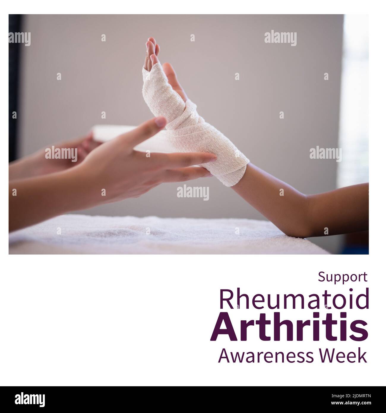 Le médecin caucasien enveloppant le bandage sur la main de l'enfant et soutenir la semaine de sensibilisation à la polyarthrite rhumatoïde Banque D'Images