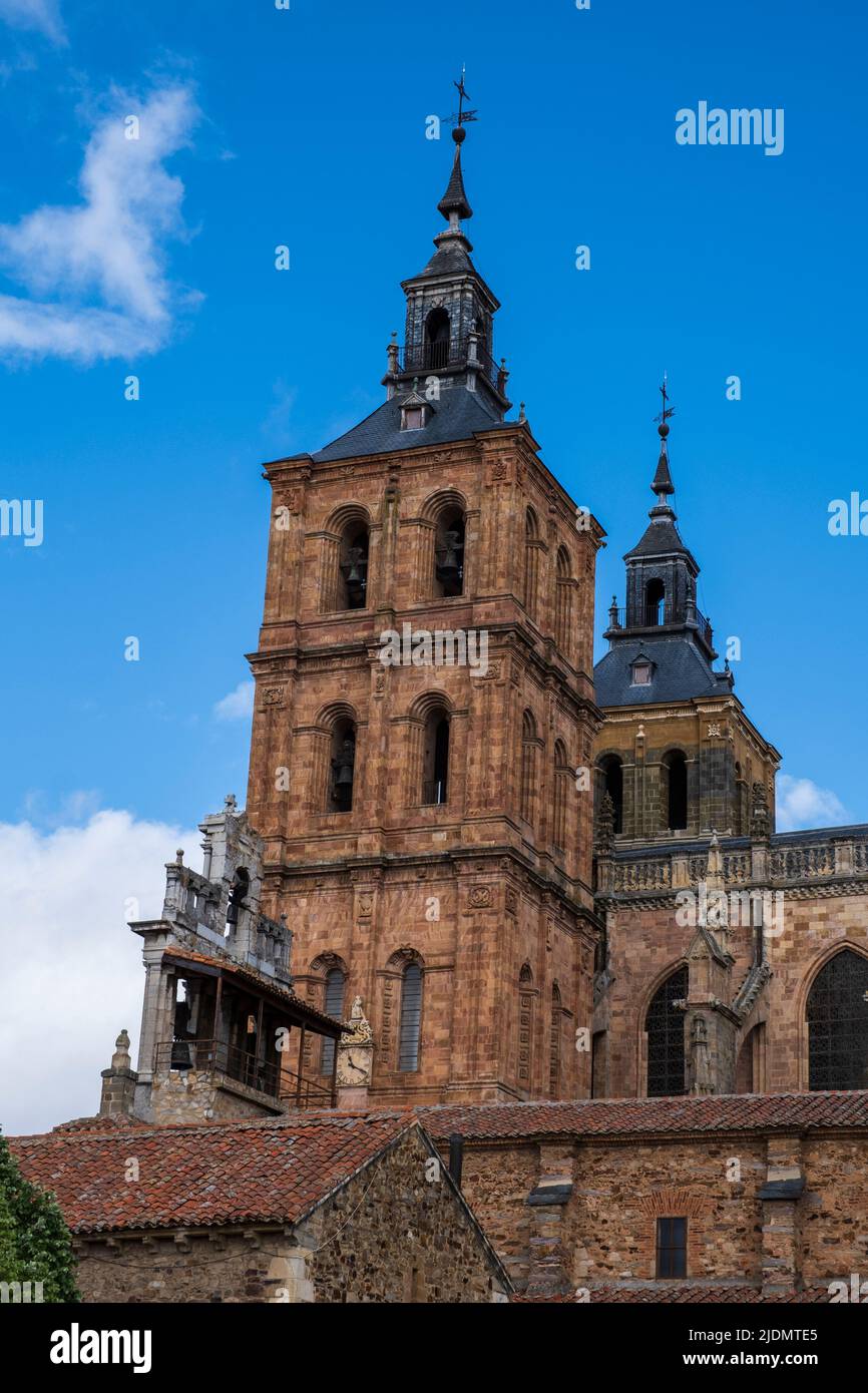 Espagne, Astorga, Castilla y Leon. Tours de la cathédrale Santa María. Banque D'Images