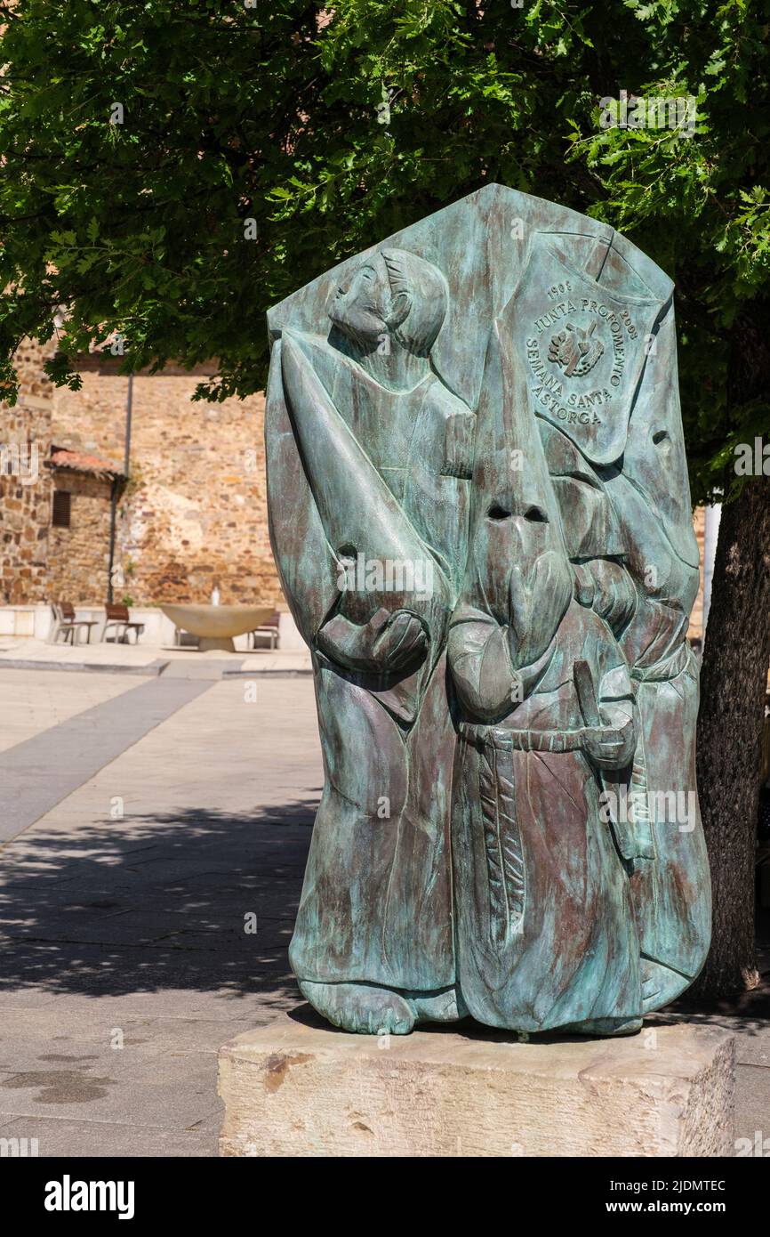 Espagne, Astorga, Castilla y Leon. Sculpture 'El Cofrade' en l'honneur de la Junta de Pro Fomento de Astorga, une organisation religieuse. Banque D'Images