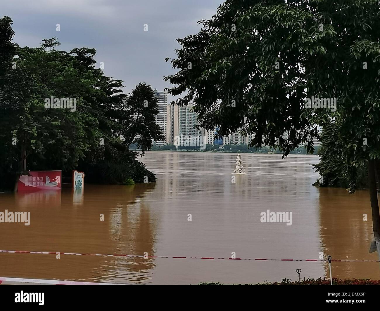 QINGYUAN, CHINE - 22 JUIN 2022 - le parc de Beijiang est partiellement inondé par des inondations dans la ville de Qingyuan, province de Guangdong, Chine, 22 juin 2022. Le Hydrolo Banque D'Images