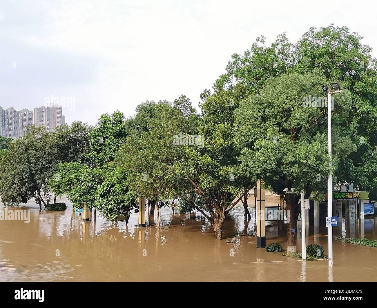 QINGYUAN, CHINE - 22 JUIN 2022 - le parc de Beijiang est partiellement inondé par des inondations dans la ville de Qingyuan, province de Guangdong, Chine, 22 juin 2022. Le Hydrolo Banque D'Images