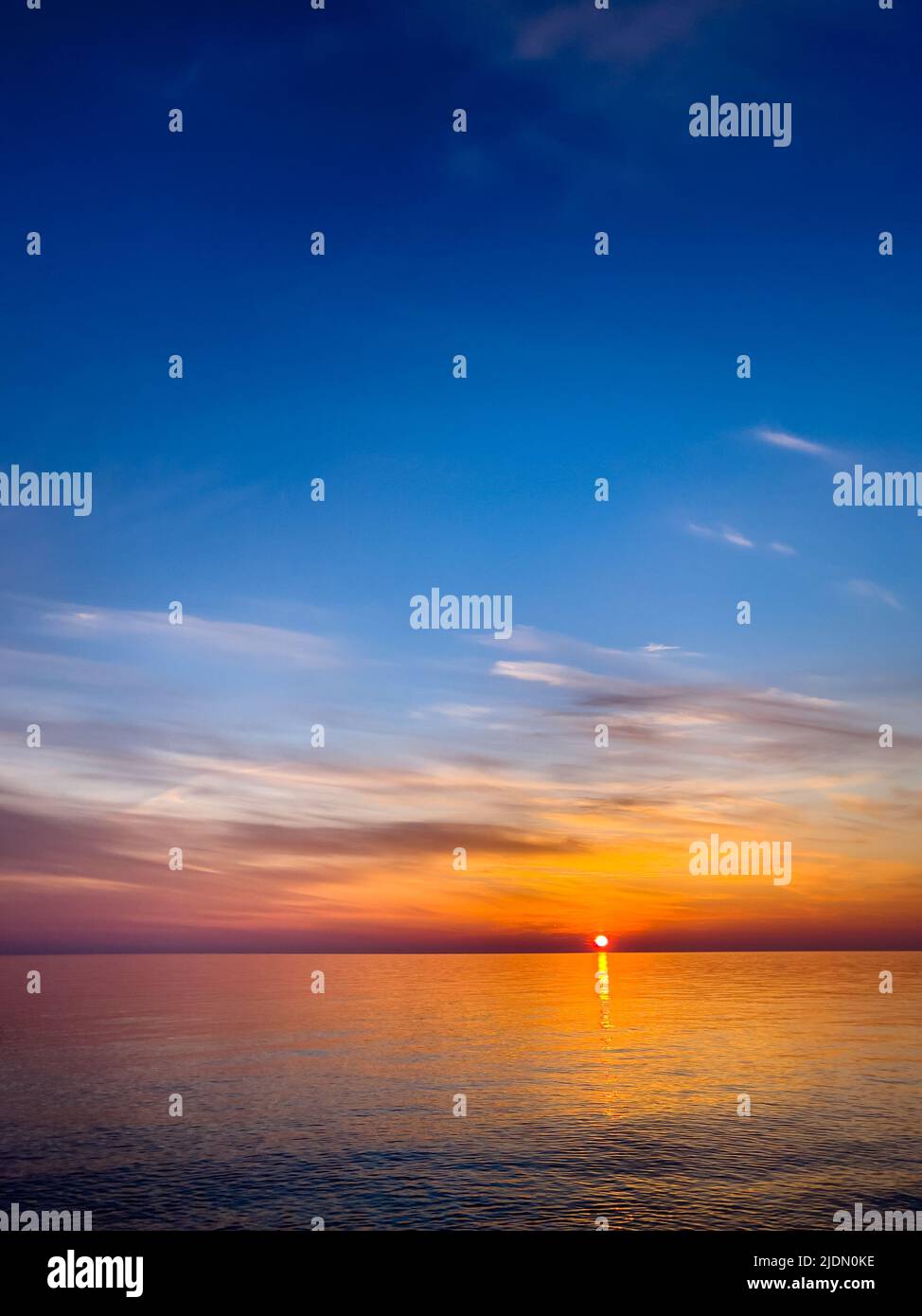Modèle de conception de la mer d'été. Magnifique coucher de soleil sur la plage tropicale et lumière du soleil à l'horizon Banque D'Images