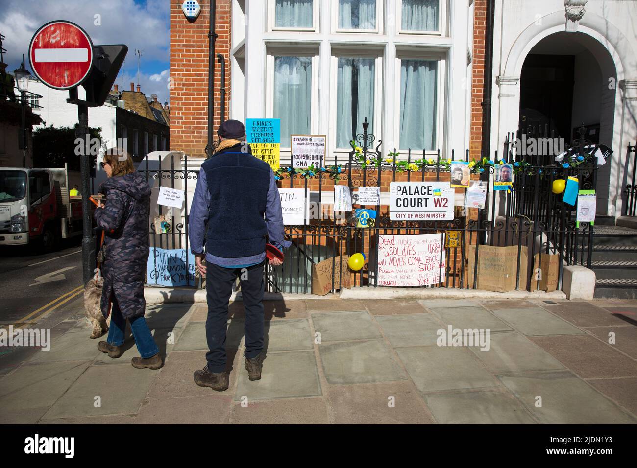 Des pancartes et des affiches contre le président russe Vladimir Poutine et son invasion de l'Ukraine sont vues en face de l'ambassade de Russie à Londres. Banque D'Images