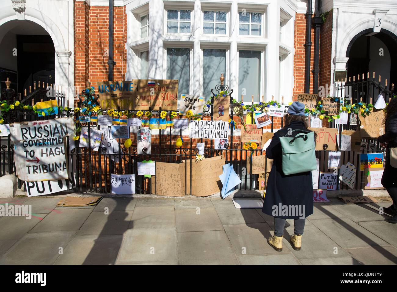 Des pancartes et des affiches contre le président russe Vladimir Poutine et son invasion de l'Ukraine sont vues en face de l'ambassade de Russie à Londres. Banque D'Images