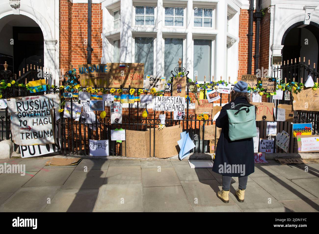 Des pancartes et des affiches contre le président russe Vladimir Poutine et son invasion de l'Ukraine sont vues en face de l'ambassade de Russie à Londres. Banque D'Images