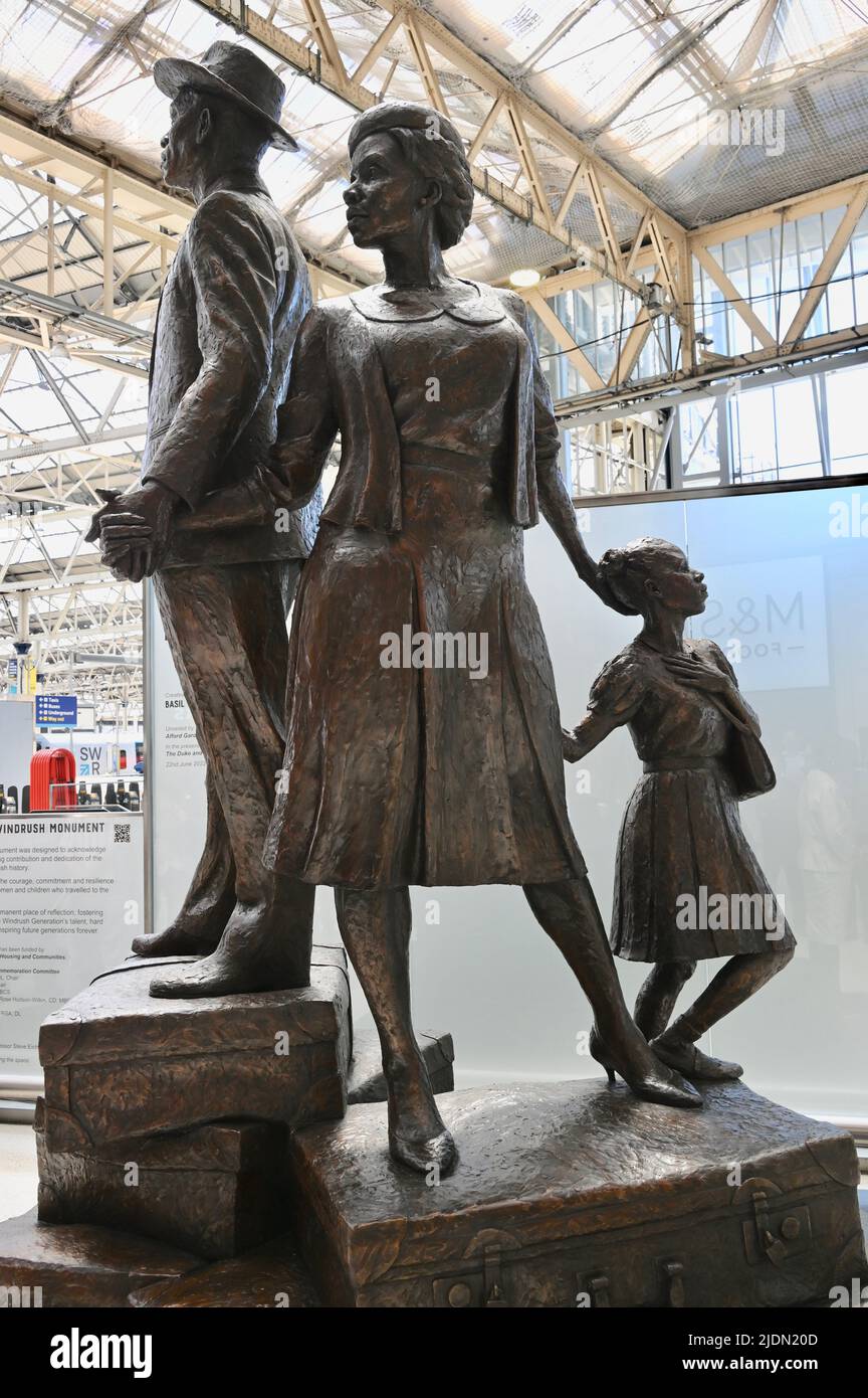 Londres, Royaume-Uni. Une statue conçue par l'artiste et sculpteur jamaïcain Basil Watson, a été dévoilée aujourd'hui par le duc et la duchesse de Cambridge à la gare de Waterloo, pour marquer la génération Windrush. Banque D'Images