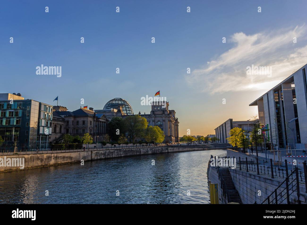 Berlin, Allemagne - 13 mai 2022: Le Reichstag à Berlin sur les rives de la Spree. Le Reichstag est le siège du Bundestag allemand. Banque D'Images