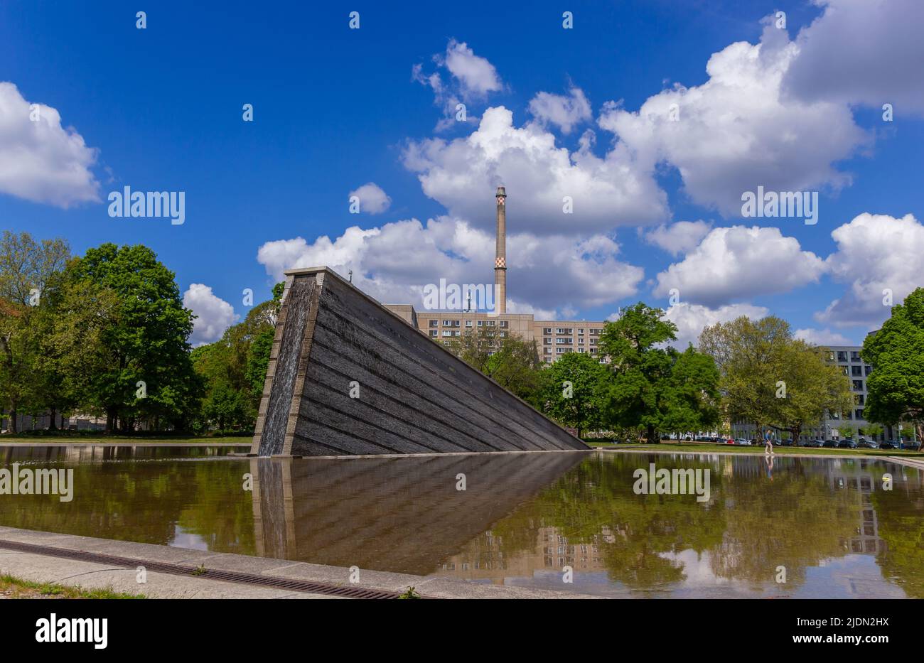 Berlin, Allemagne: 14 mai 2022: Le monument pour le mur de Berlin a changé en une cascade. Berlin, Allemagne Banque D'Images