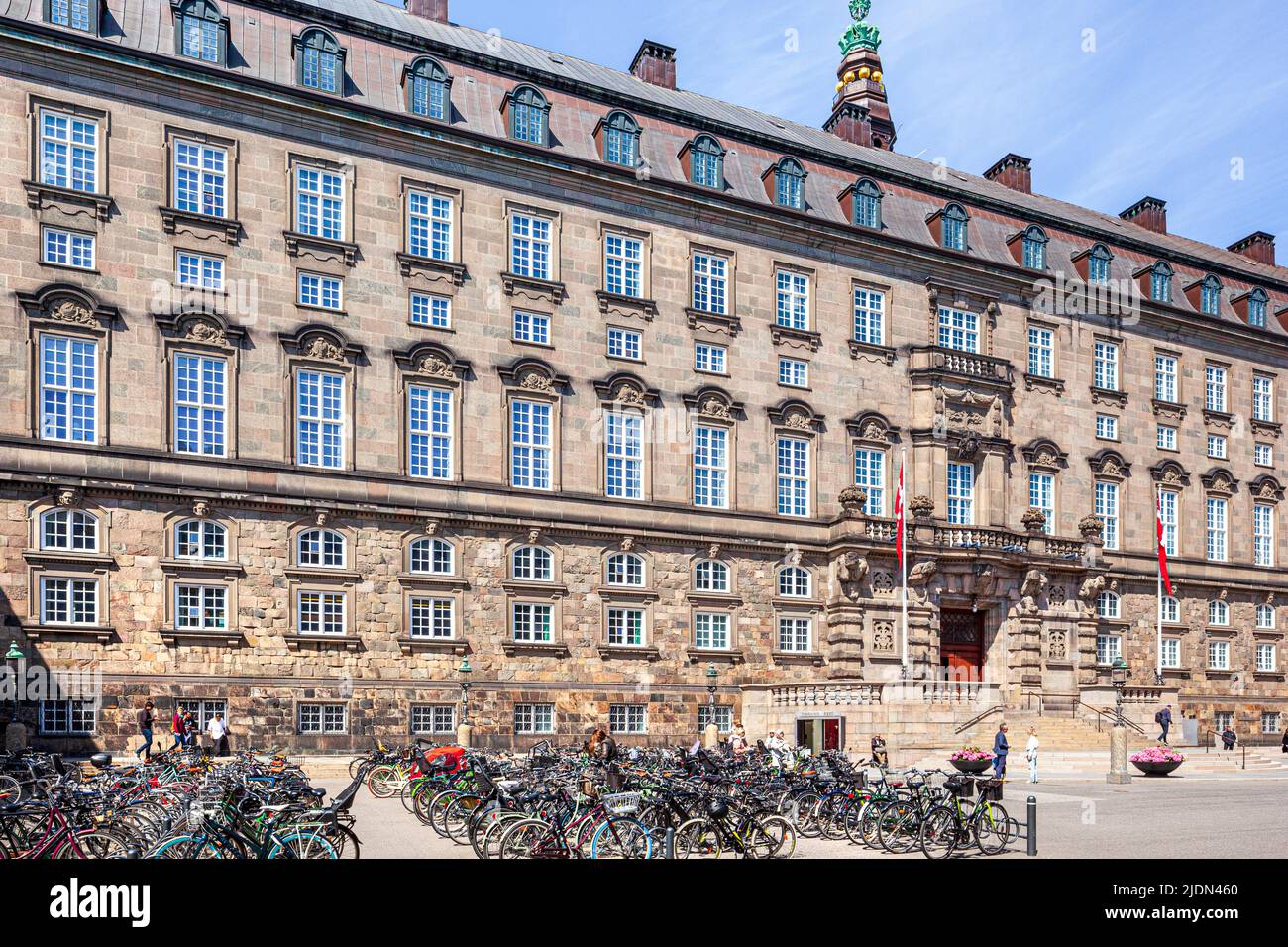 Palais de Christiansborg et bâtiment du gouvernement sur l'îlot de Slotsholmen à Copenhague, Danemark. Banque D'Images